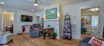 1 Mile to UA Campus: Walkable Midtown Getaway
