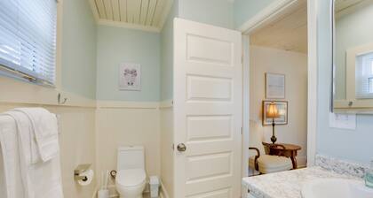 1 Mi to UA Campus: Walkable Midtown Getaway!