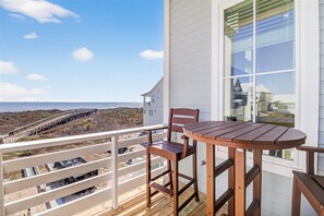 Outdoor dining - Pet-Friendly Coastal Hub w/ Gulf Views, Dual Living Areas & Family Layout (Port Aransas)