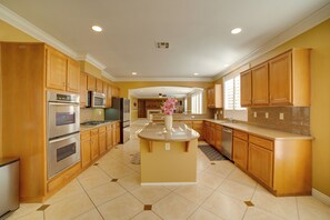 Interior - Riverside Luxury! 5 Mi to Historic Mission Inn (Riverside)