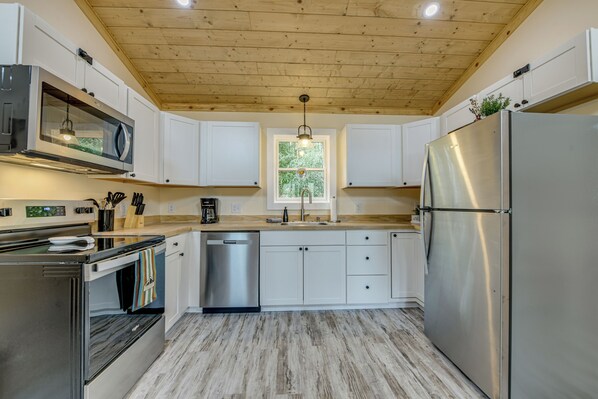 House (2 Bedrooms) | Interior - Walk to Main St! Mtn-view Getaway in Waynesville (Waynesville)