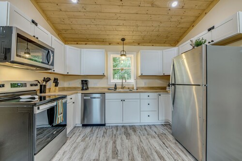 Walk to Main St! Mtn-view Getaway in Waynesville