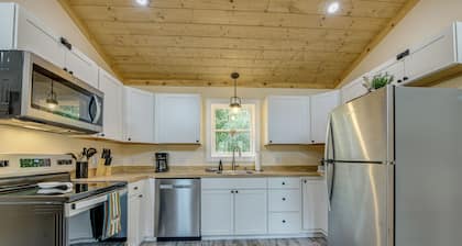 Walk to Main St! Mtn-view Getaway in Waynesville