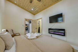 House (2 Bedrooms) | Interior - Walk to Main St! Mtn-view Getaway in Waynesville (Waynesville)