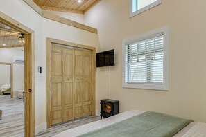 House (2 Bedrooms) | Interior - Walk to Main St! Mtn-view Getaway in Waynesville (Waynesville)