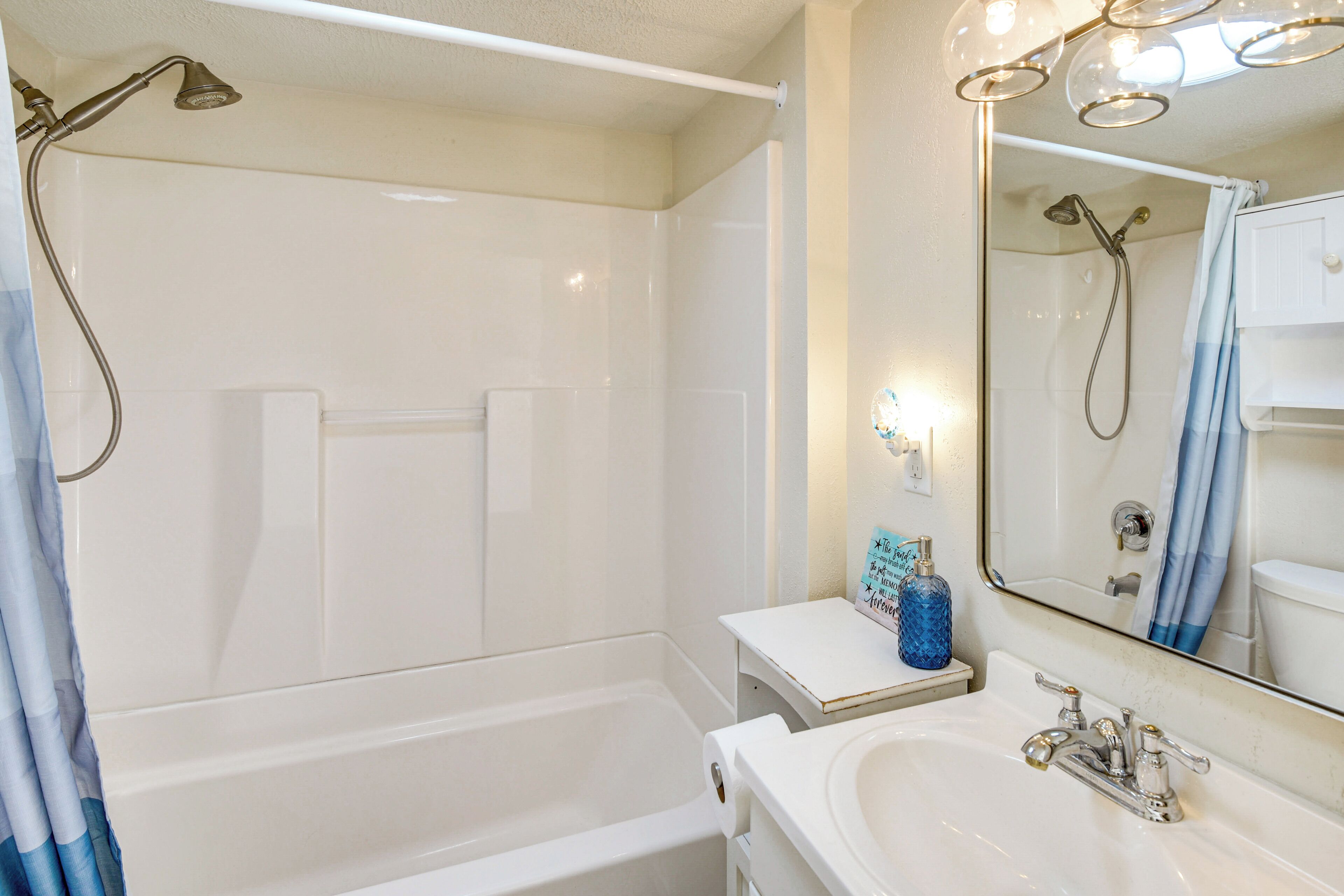 Une salle de bain avec une baignoire, un lavabo et une douche.