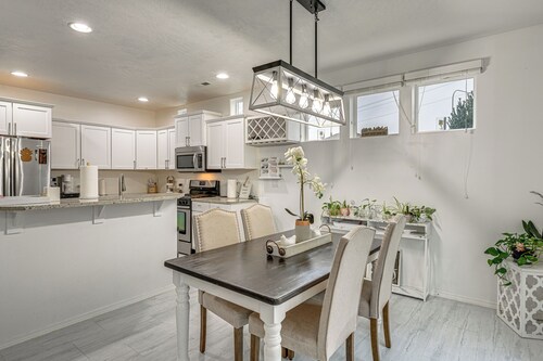 Fenced Yard & Fire Pit! Kennewick Family Retreat