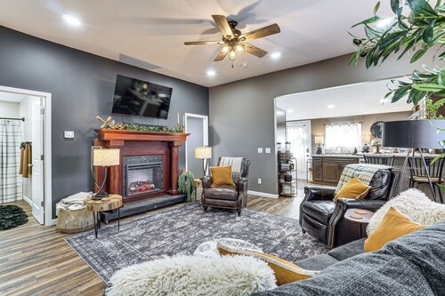 < 1 Mi to Dtwn Sedalia! Family Getaway w/ Deck