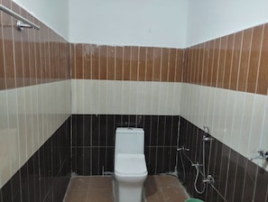 Family Quadruple Room | Bathroom | Soap, shampoo, toilet paper - Sarvaheet (Ukhimath)