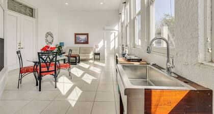Near Apollo Beach! Bright Apt w/ Essentials