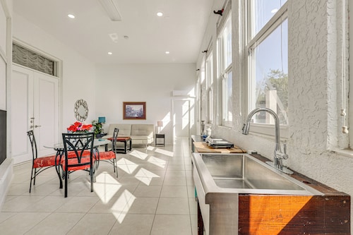 Near Apollo Beach! Bright Apt w/ Essentials
