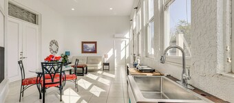 Near Apollo Beach! Bright Apt w/ Essentials