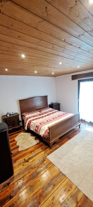 2 makuuhuonetta, silitysrauta/-lauta, vuodevaatteet