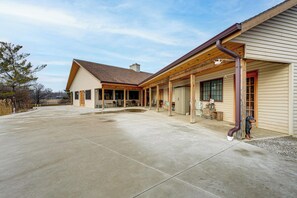House (3 Bedrooms) | Interior - Secluded, Waterfront Home w/ Patio in Craigville! (Craigville)