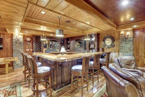 House (6 Bedrooms) | Interior - Theater, Gym, Hot Tub: Versailles 'heritage Lodge' (Versailles)
