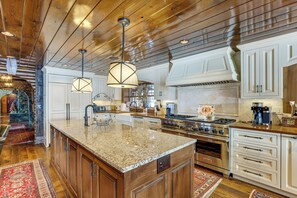 House (6 Bedrooms) | Interior - Theater, Gym, Hot Tub: Versailles 'heritage Lodge' (Versailles)