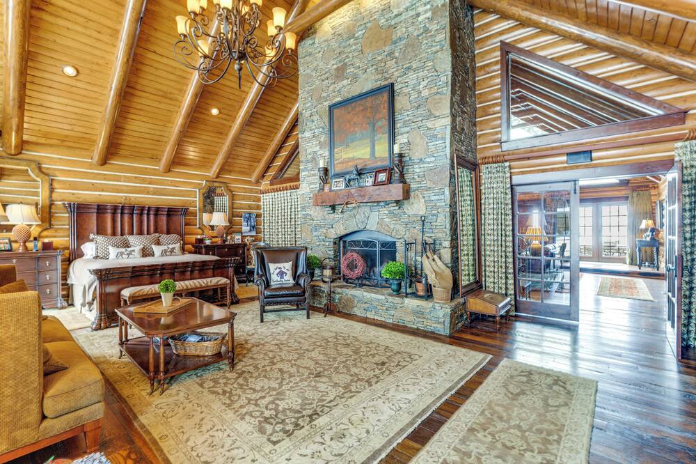 Theater, Gym, Hot Tub: Versailles 'heritage Lodge' - University of Kentucky