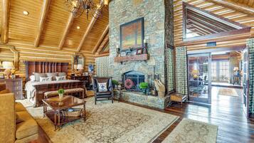 House (6 Bedrooms) | Interior