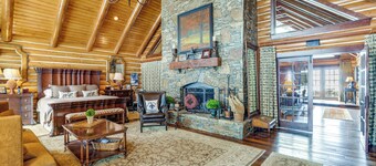 Home Theater, Gym & Hot Tub: Luxe Versailles Home!