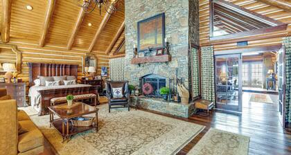 Home Theater, Gym & Hot Tub: Luxe Versailles Home!