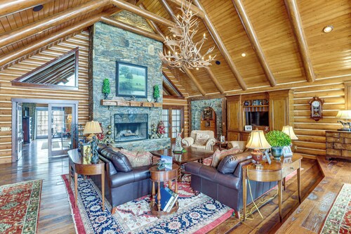 Home Theater, Gym & Hot Tub: Luxe Versailles Home!