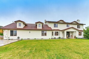Interior - Game Room, Hot Tub & Views! Luxe Temecula Estate (Temecula)