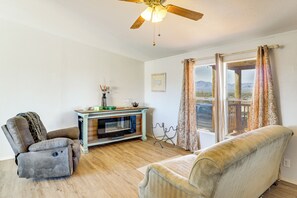 Interior - Hualapai Mountain Views & Deck! Yucca Getaway (Yucca)