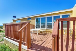 Interior - Hualapai Mountain Views & Deck! Yucca Getaway (Yucca)