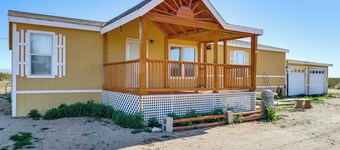 Hualapai Mountain Views & Deck! Yucca Getaway
