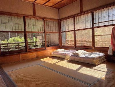 Up to 10 persons! The large porch overlooks the garden and the bamboo grove to the south over the rare armrest balustrade.