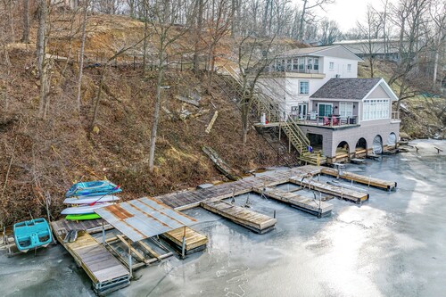 Sunroom & Dock Access at Lake Freeman Studio!