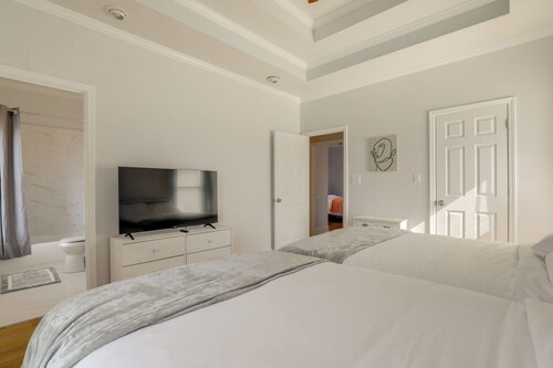 Extended Stay Near Dtwn! Spacious ATL Home w/ Yard