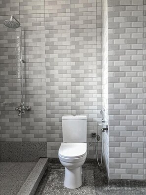 Habitación Deluxe doble | Baño | Ducha, secador de pelo y toallas
