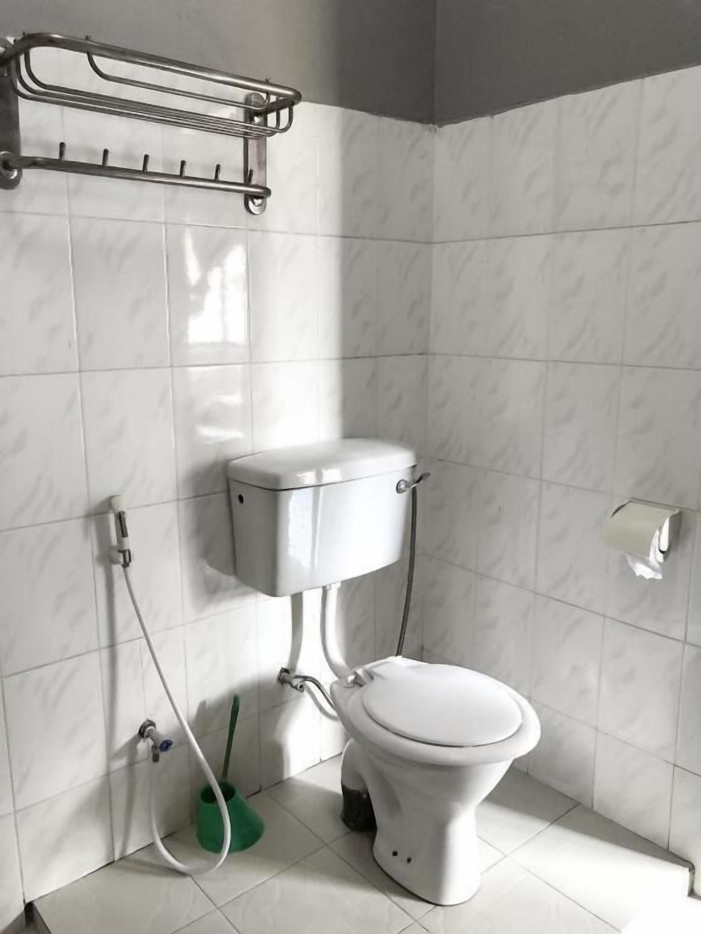 Douche, sèche-cheveux, serviettes fournies