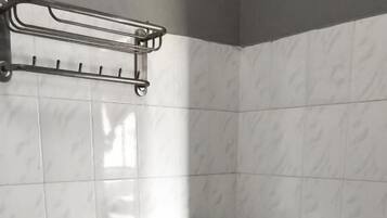 Shower, pengering rambut, dan handuk