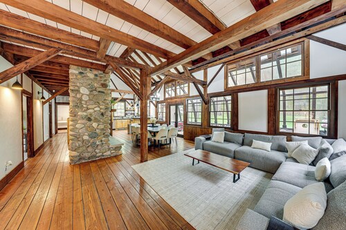 Tranquil Manor! Lake Geneva English Tudor Estate