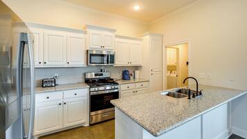 House (4 Bedrooms) | Interior