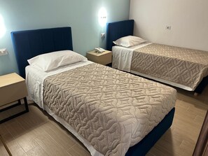 經典雙床房 | 客房內保險箱、書桌、遮光布/窗簾、免費無線上網