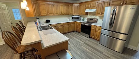 ثلاجة، ميكروويف، فرن، موقد طهي مسطح