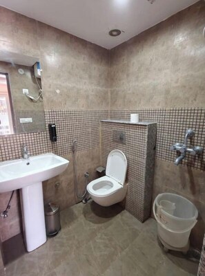 Shower - Yog Namah Hotel & Cafe (Rishikesh)