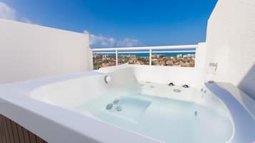 Basic Apartment | Outdoor spa tub