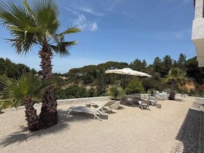 Terrace/patio - Casa Branca – private, air-conditioned, family accommodation with a 6000 m² (Sesimbra)