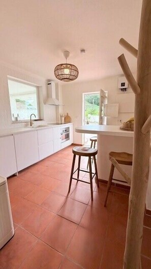 Fridge, oven, stovetop, coffee/tea maker - Casa Branca – private, air-conditioned, family accommodation with a 6000 m² (Sesimbra)
