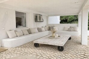 Terrace/patio - Casa Branca – private, air-conditioned, family accommodation with a 6000 m² (Sesimbra)