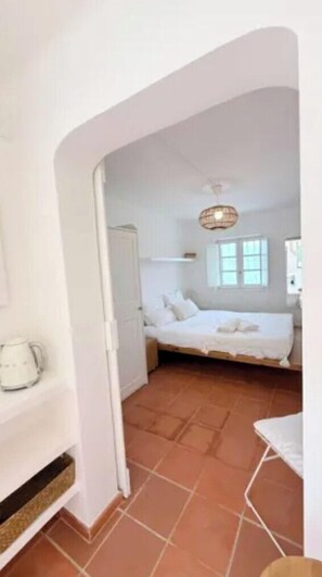 2 bedrooms, travel cot, WiFi, bed sheets - Casa Branca – private, air-conditioned, family accommodation with a 6000 m² (Sesimbra)