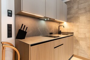 Een microgolfoven, een kookplaat, een vaatwasser, een broodrooster