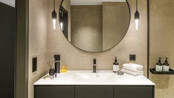 Een douche, handdoeken