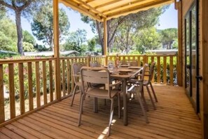 Outdoor dining - Comfortable stay at Camping Le Hameau des Pins - New mobile home for 6 people (La Crau)