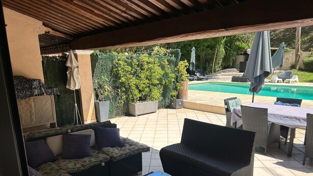 A sunlit patio with a sofa, chairs, and a pool. - Ideal for vacations with family or friends: semi-detached house 150 m². (Mougins)