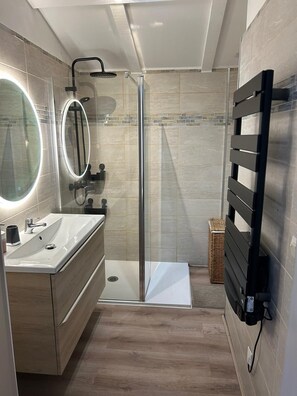 Shower, jetted bath, hair dryer, towels - Ideal for vacations with family or friends: semi-detached house 150 m². (Mougins)